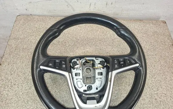 Opel Zafira C Steering wheel 13365200 307792499P10A 0060010935