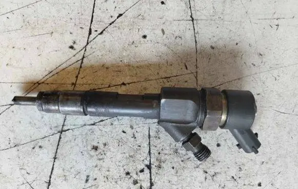 Volvo S40, V40 Fuel injector 0445110021 37110026