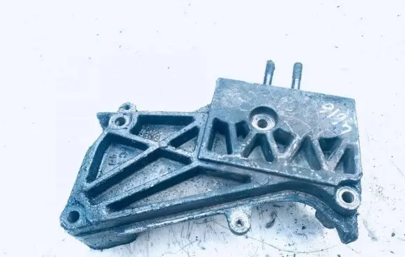 Volkswagen Golf V Engine mounting bracket