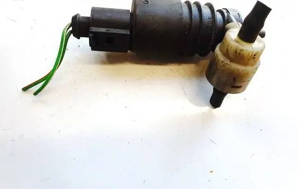 Volkswagen PASSAT B5 Windscreen/windshield washer pump 1j0973722