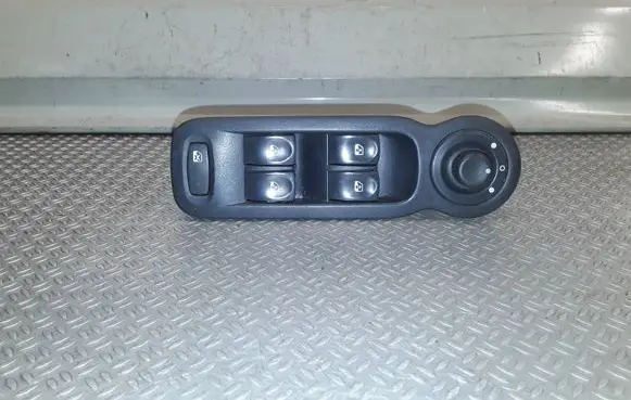 Renault Modus Electric window control switch 8200379694a
