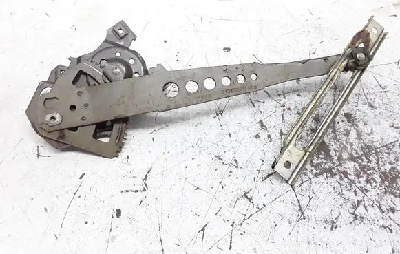 Rear door manual window regulator