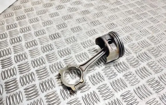 Ford C-MAX I Piston with connecting rod