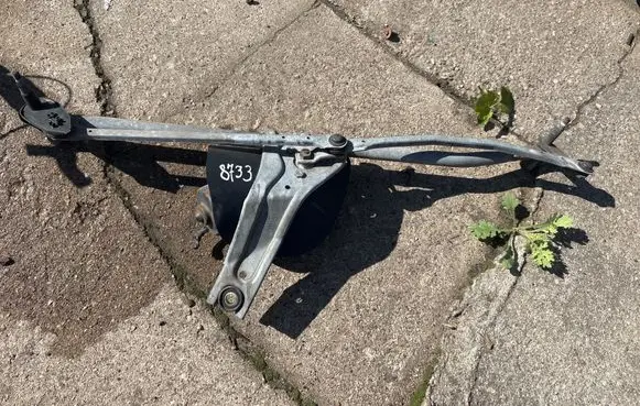 Mini One - Cooper Clubman R55 Front wiper linkage and motor 54517611 8216228