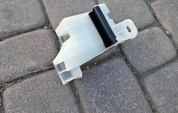 Citroen Berlingo Coupe door lock (next to the handle) 9846933980