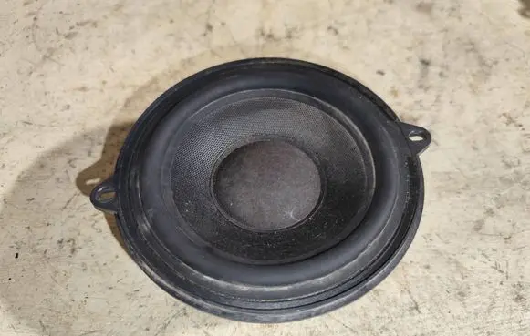 Front door high frequency speaker