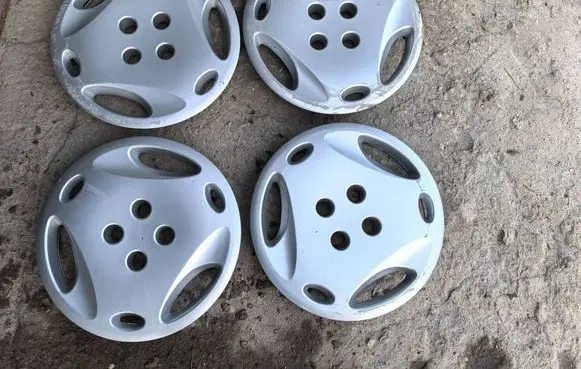 Renault Clio I R14 wheel hub/cap/trim 7700834970