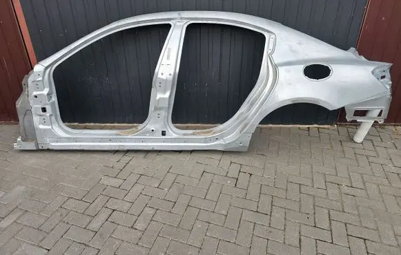 Maserati Ghibli Side car body part 