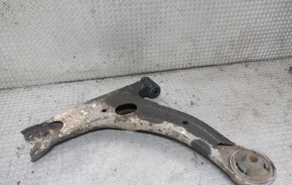 Toyota Avensis T250 Front lower control arm/wishbone 