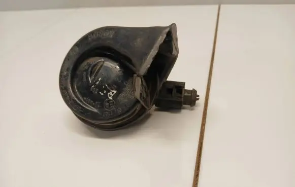 Volkswagen PASSAT B5.5 Horn signal 703881157