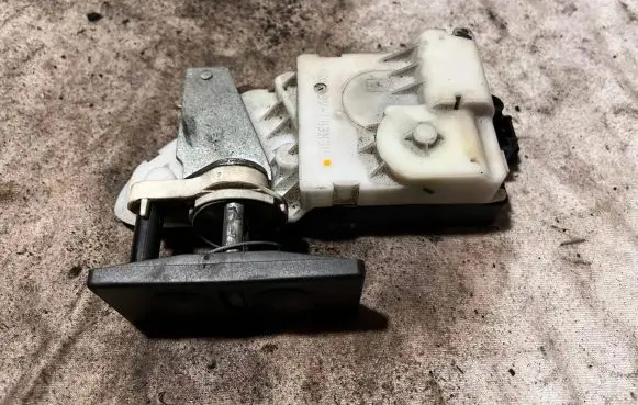 Peugeot 607 Loading door lock 