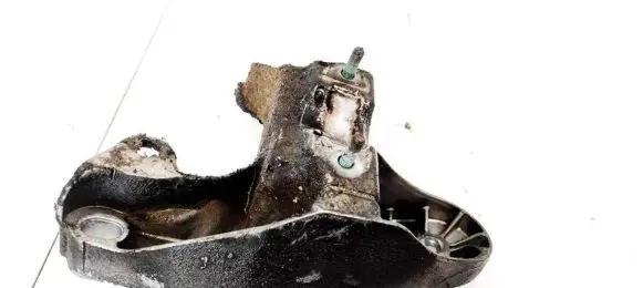 Volkswagen PASSAT B5 Engine mounting bracket 4B0199351A