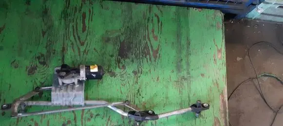 Renault Megane II Front wiper linkage and motor