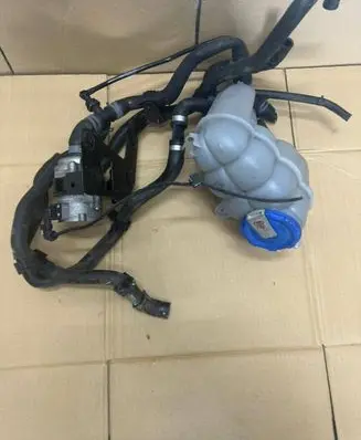 Audi A4 S4 B9 8W Coolant expansion tank/reservoir 8W0121405E 4H0965567