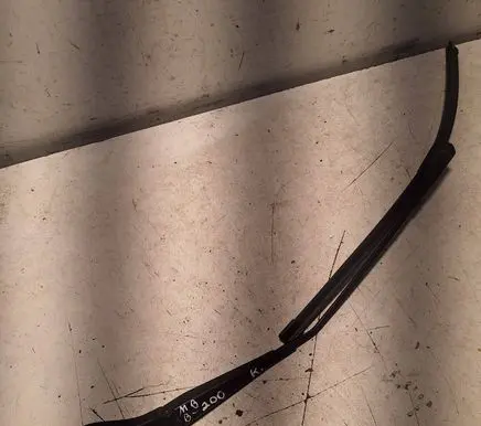 Front wiper blade arm