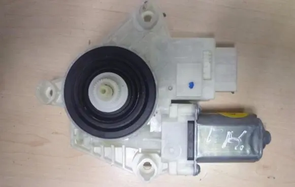 Seat Toledo IV (NH) Front door window regulator motor 5JA959811E Z418