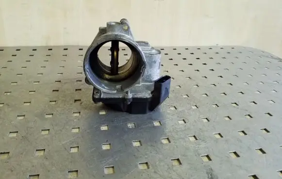 Volkswagen Touran I Throttle valve 03G128063Q