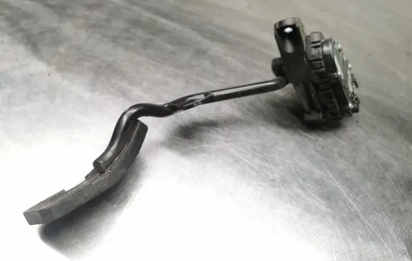 Accelerator throttle pedal