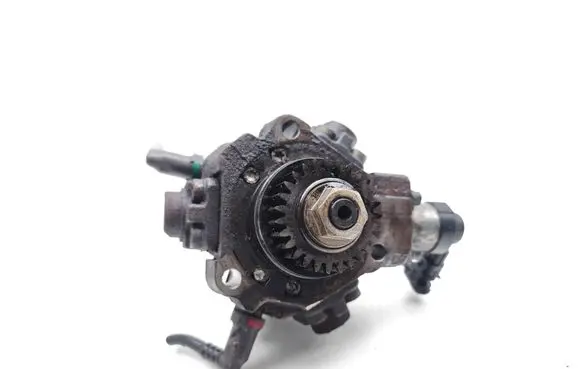 Nissan X-Trail T31 Fuel injection high pressure pump 8200690744 0445010170