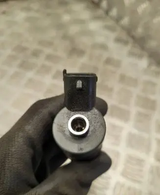 Opel Zafira B Fuel injector 0445110165
