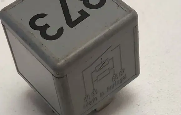 Volkswagen PASSAT B5 Other relay 8D0951253A