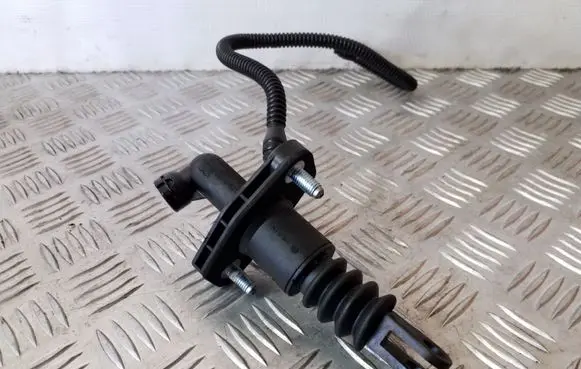 Suzuki Grand Vitara II Clutch master cylinder
