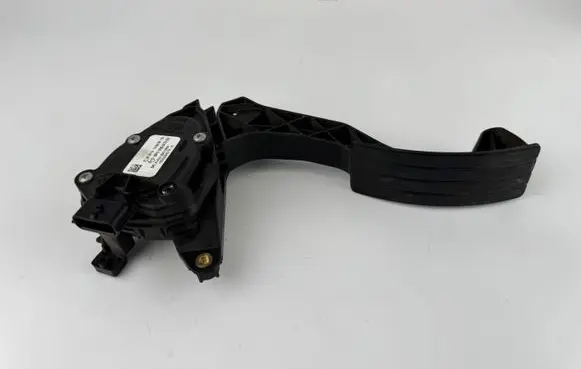 Renault Twingo III Accelerator throttle pedal 180023357R 6PV00997823 A4532900800