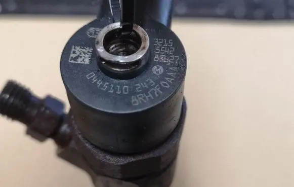 Opel Vectra C Fuel injector 0445110243