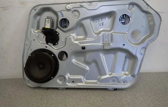 Hyundai Sonata Front door window regulator with motor 