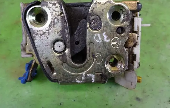 Nissan Terrano Front door lock