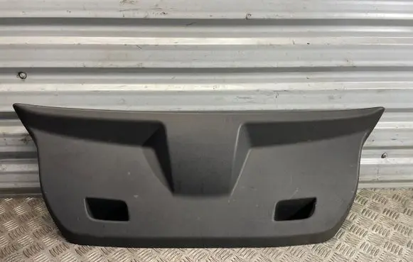 Tailgate trim
