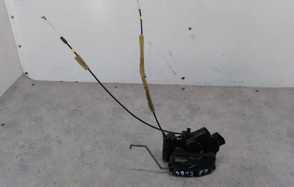Mazda 5 Front door lock B82B84R