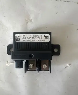 Mercedes-Benz E C207 W207 Charging relay A0009822023
