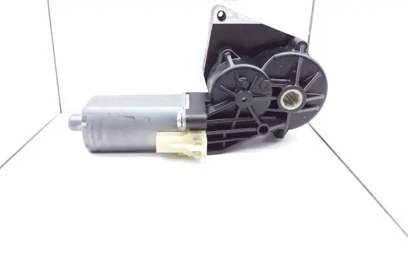 Mercedes-Benz C W204 Seat adjustment motor 0390203331 82296770