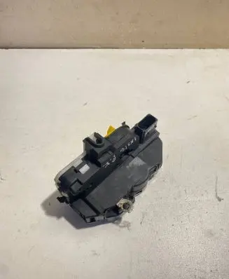 Opel Insignia A Front door lock 13579518