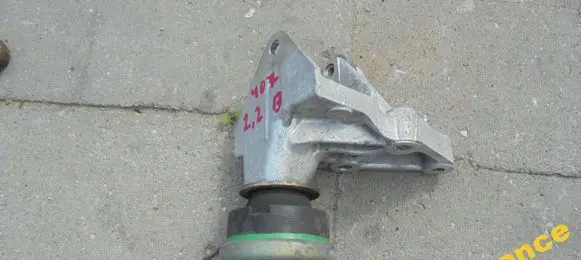 Peugeot 407 Engine mounting bracket