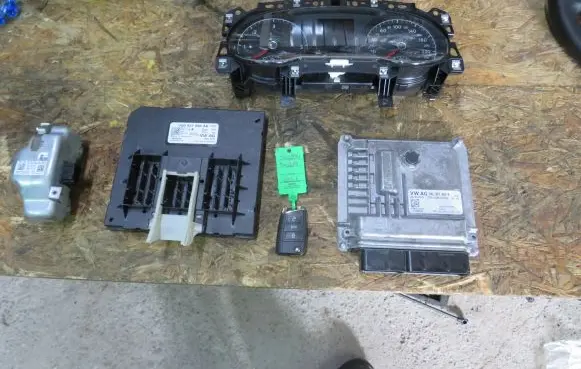Volkswagen Golf Sportsvan Engine ECU kit and lock set 04L907445