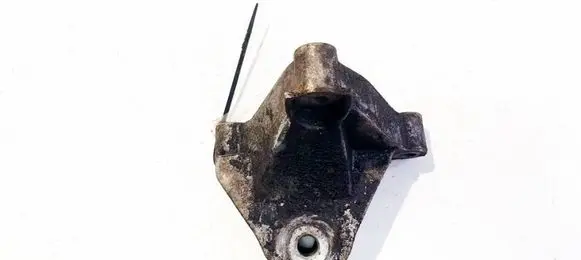 Nissan Primera Engine mounting bracket