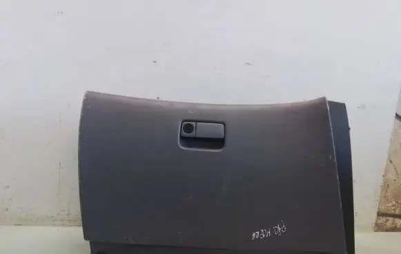 Nissan Primera Glove box