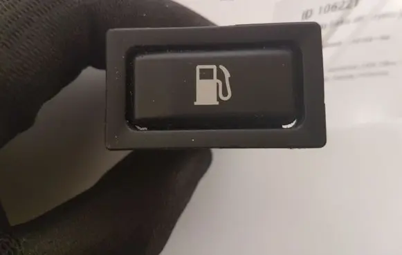 Toyota Avensis T250 Fuel tank opening switch 156795