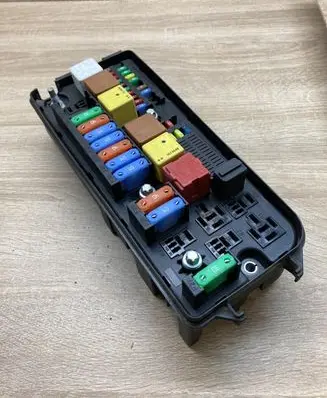Opel Vectra C Fuse module 13205799