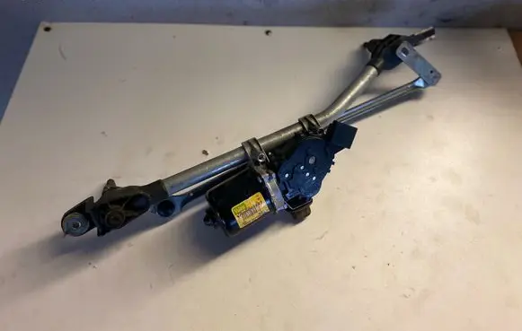 Renault Megane III Front wiper linkage and motor W000007227