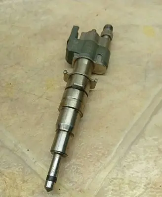 BMW 5 F10 F11 Fuel injector 7589048 10181010