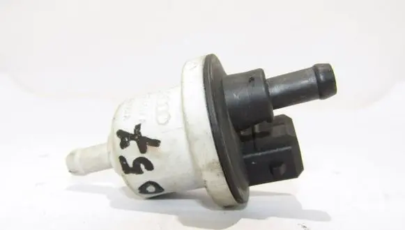 Volkswagen PASSAT B5 Vacuum valve 058133517A