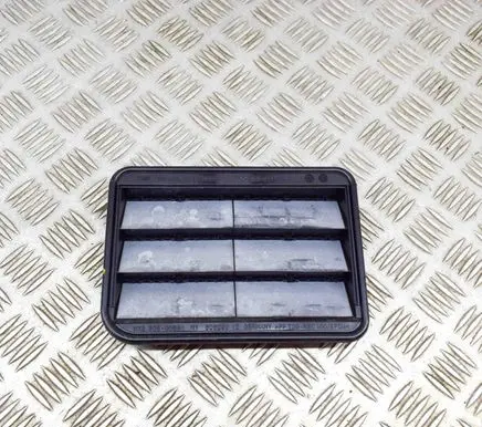 Quarter panel pressure vent