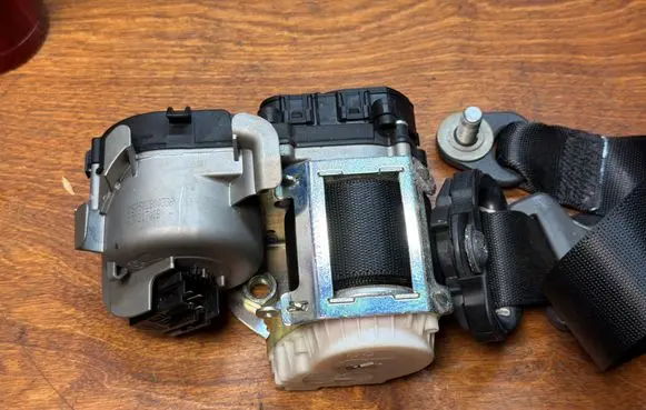 Mercedes-Benz S W220 Front seatbelt 33030368 33033476A