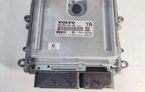 Volvo V70 Engine control unit/module 30785100 1039S18372 0281012765
