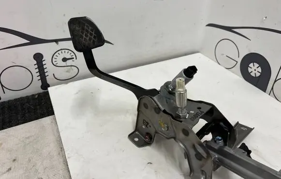Honda CR-V Clutch pedal 