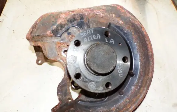 Rear wheel hub spindle/knuckle