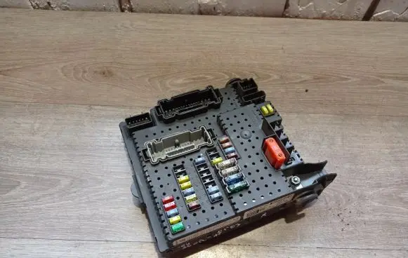 Volvo S60 Fuse module 12217799 30728273 8676391